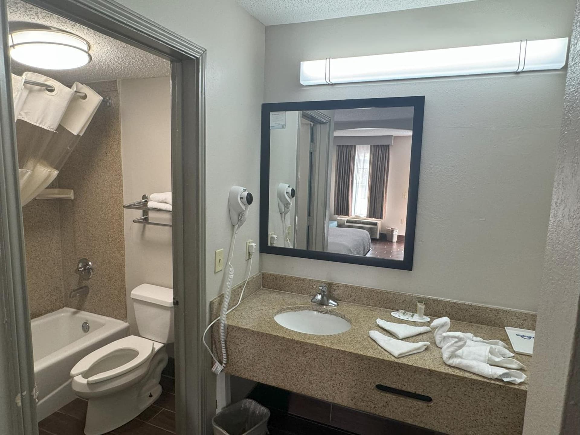 Days Inn & Suites by Wyndham Tuscaloosa - Univ. of Alabama gallery photo in Tuscaloosa, AL — image 9