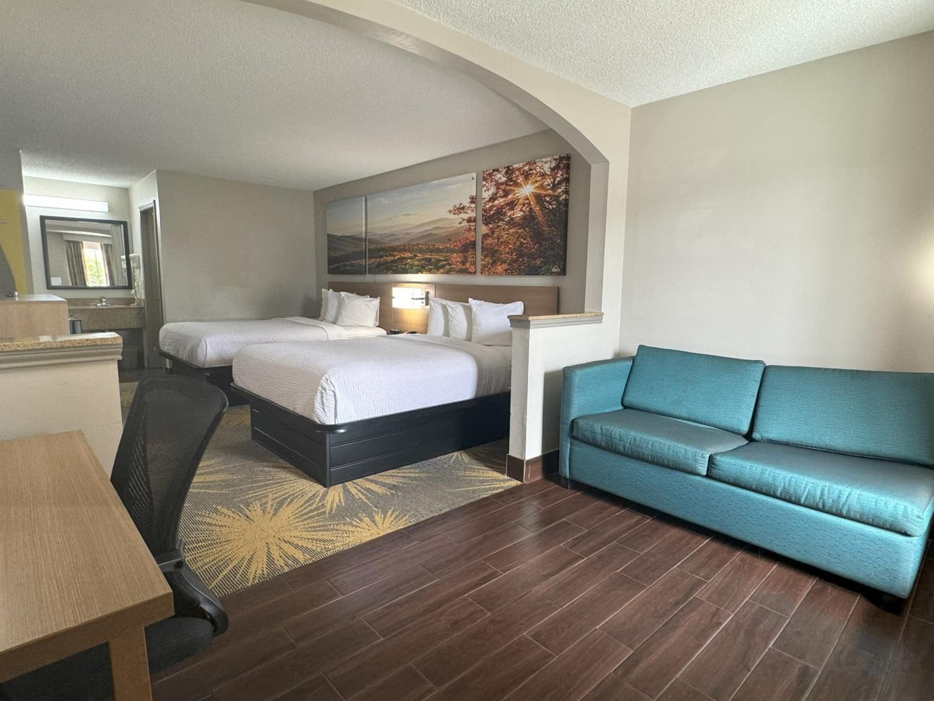 Days Inn & Suites by Wyndham Tuscaloosa - Univ. of Alabama gallery photo in Tuscaloosa, AL — image 17
