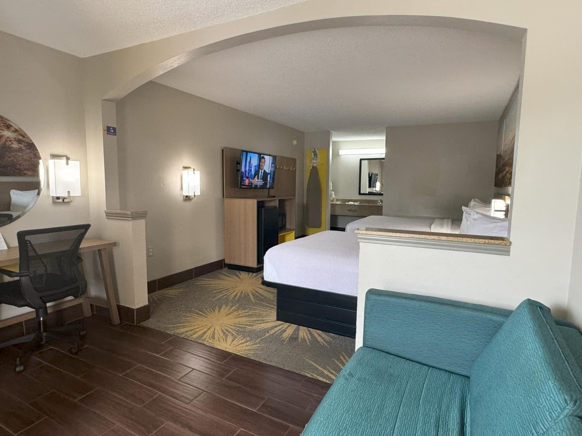 Days Inn & Suites by Wyndham Tuscaloosa - Univ. of Alabama gallery photo in Tuscaloosa, AL — image 7