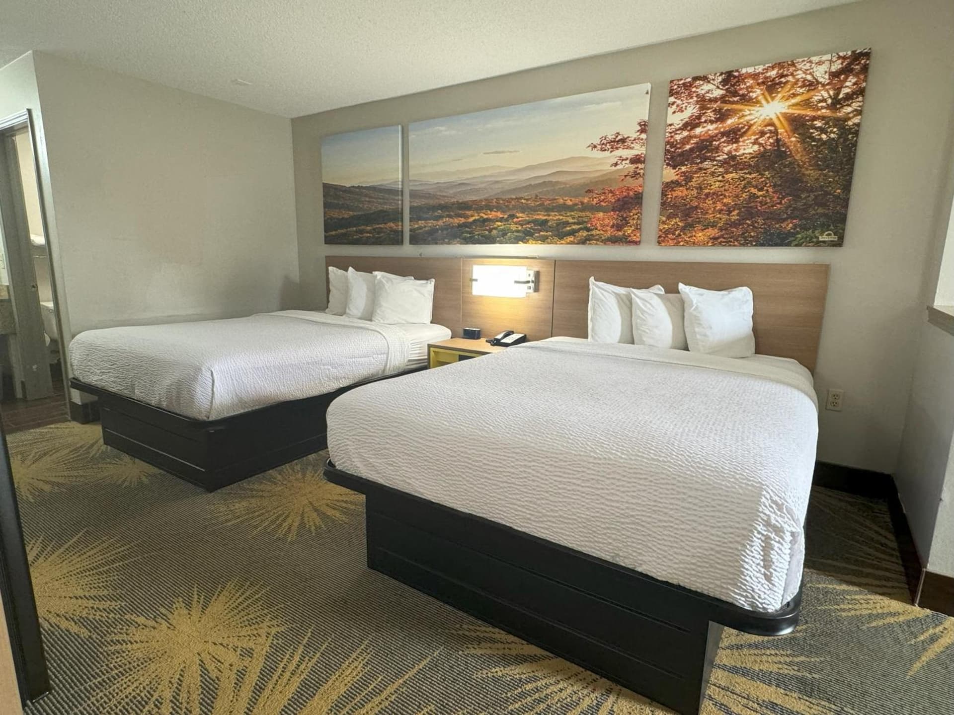 Days Inn & Suites by Wyndham Tuscaloosa - Univ. of Alabama interior in Tuscaloosa, AL — gallery photo 2