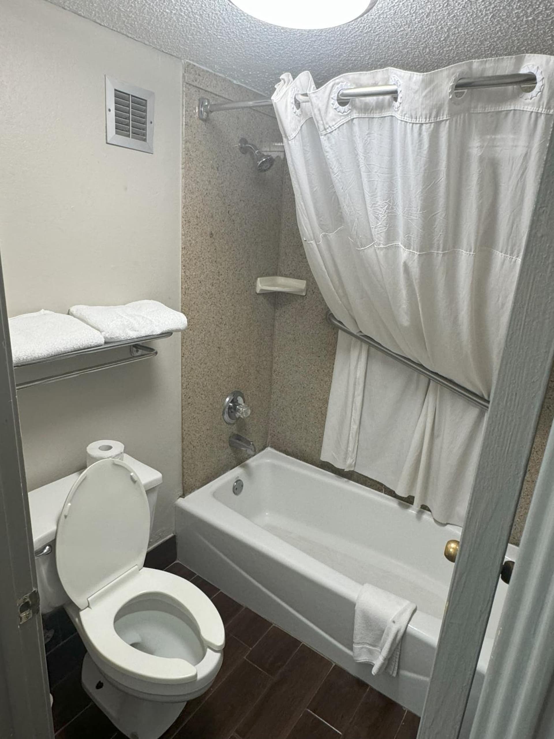 Days Inn & Suites by Wyndham Tuscaloosa - Univ. of Alabama gallery photo in Tuscaloosa, AL — image 10