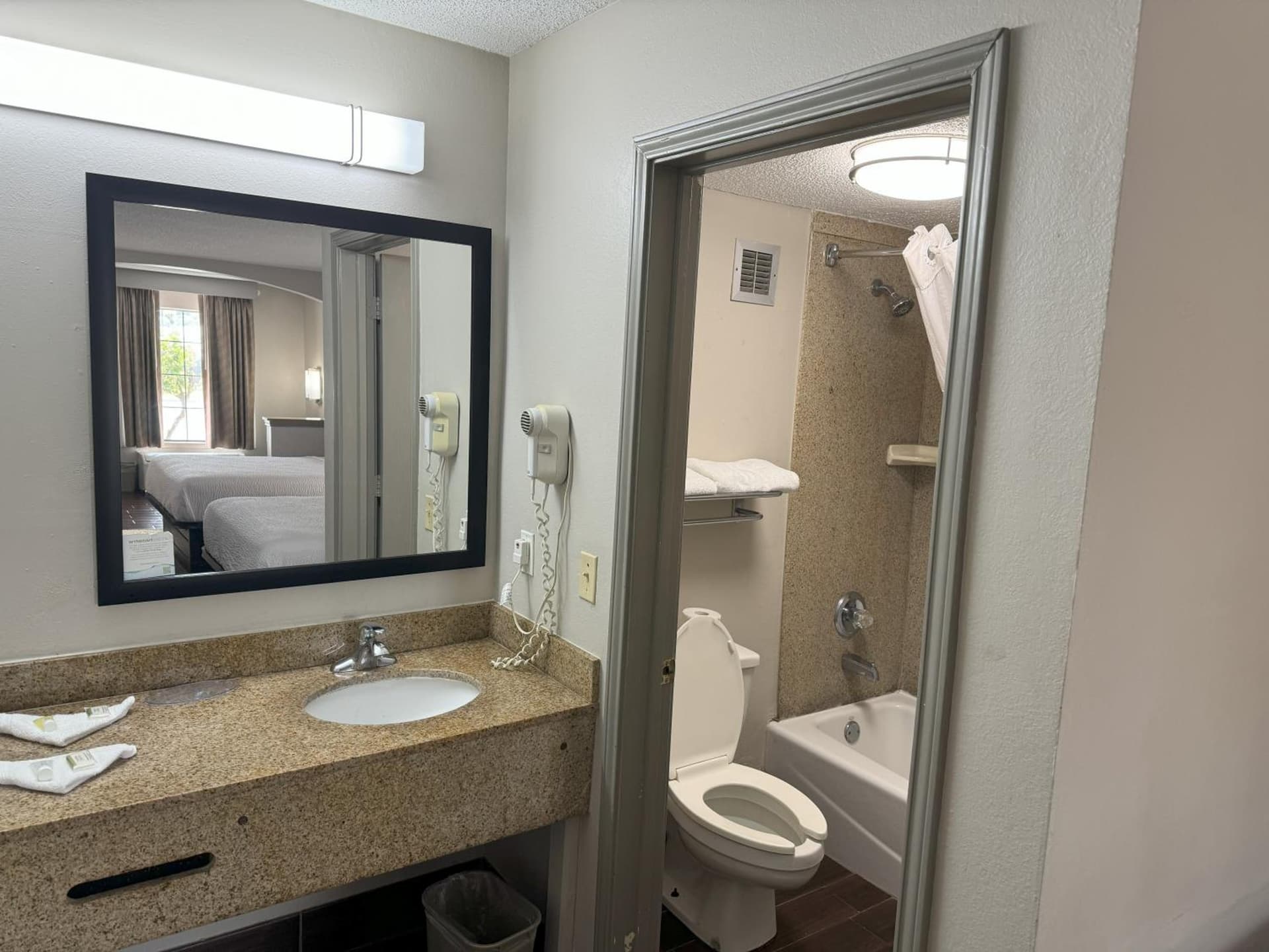 Days Inn & Suites by Wyndham Tuscaloosa - Univ. of Alabama gallery photo in Tuscaloosa, AL — image 16