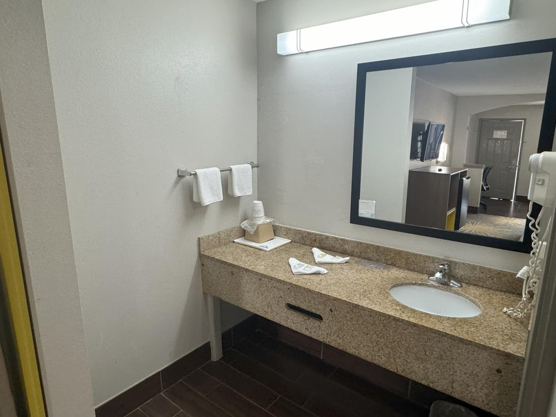 Days Inn & Suites by Wyndham Tuscaloosa - Univ. of Alabama gallery photo in Tuscaloosa, AL — image 27