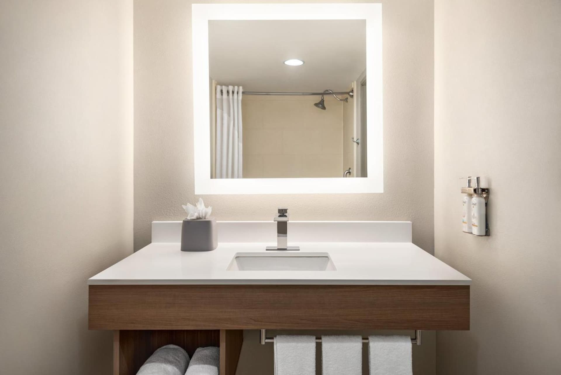 Holiday Inn Express Hotel & Suites Fredericksburg by IHG gallery photo in Fredericksburg, VA — image 16
