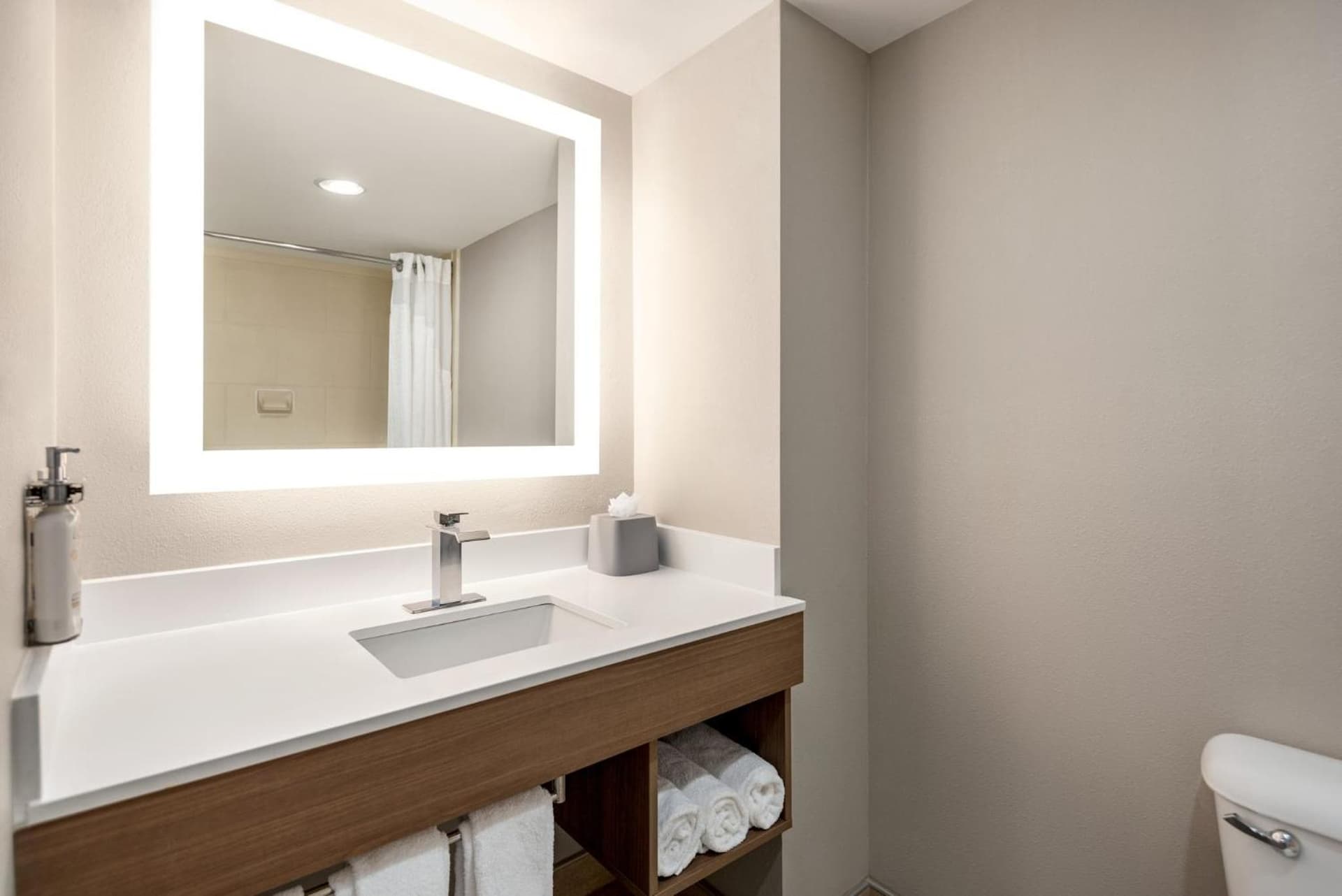 Holiday Inn Express Hotel & Suites Fredericksburg by IHG gallery photo in Fredericksburg, VA — image 20