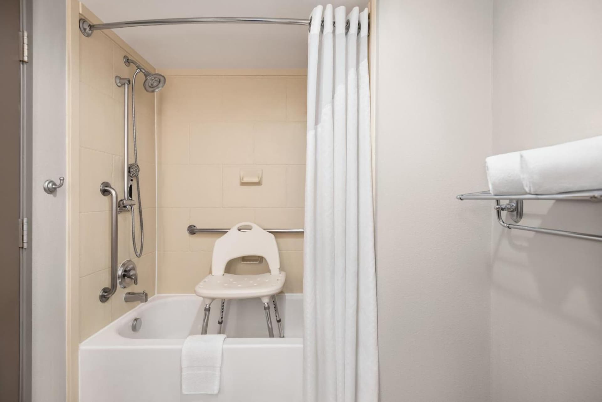 Holiday Inn Express Hotel & Suites Fredericksburg by IHG gallery photo in Fredericksburg, VA — image 36