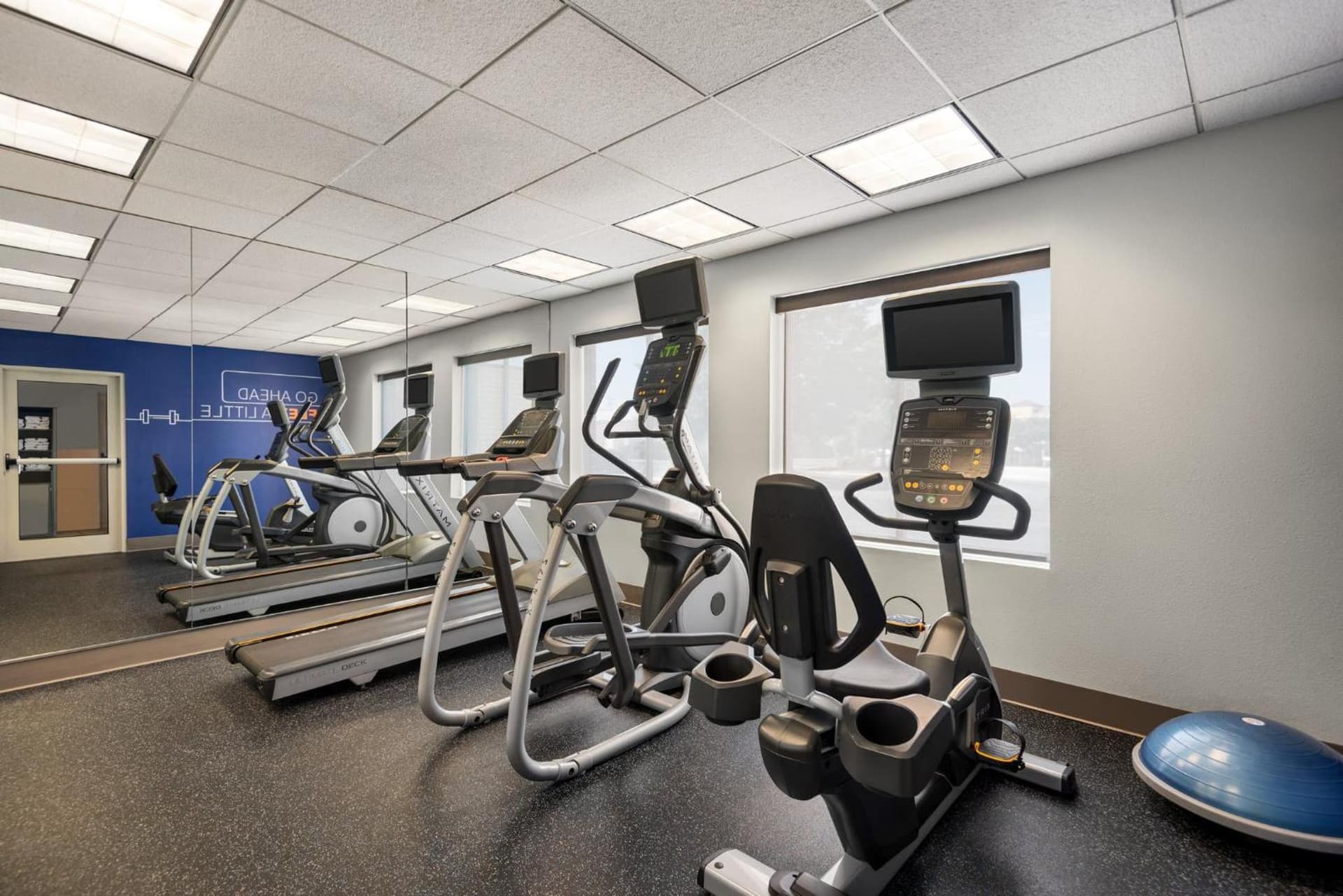 Holiday Inn Express Hotel & Suites Fredericksburg by IHG gallery photo in Fredericksburg, VA — image 25