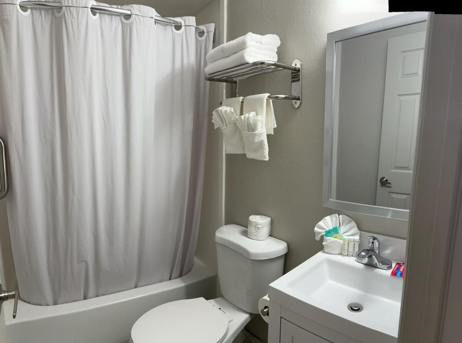 Ritz Motel property views in Elizabeth, NJ — gallery photo 3