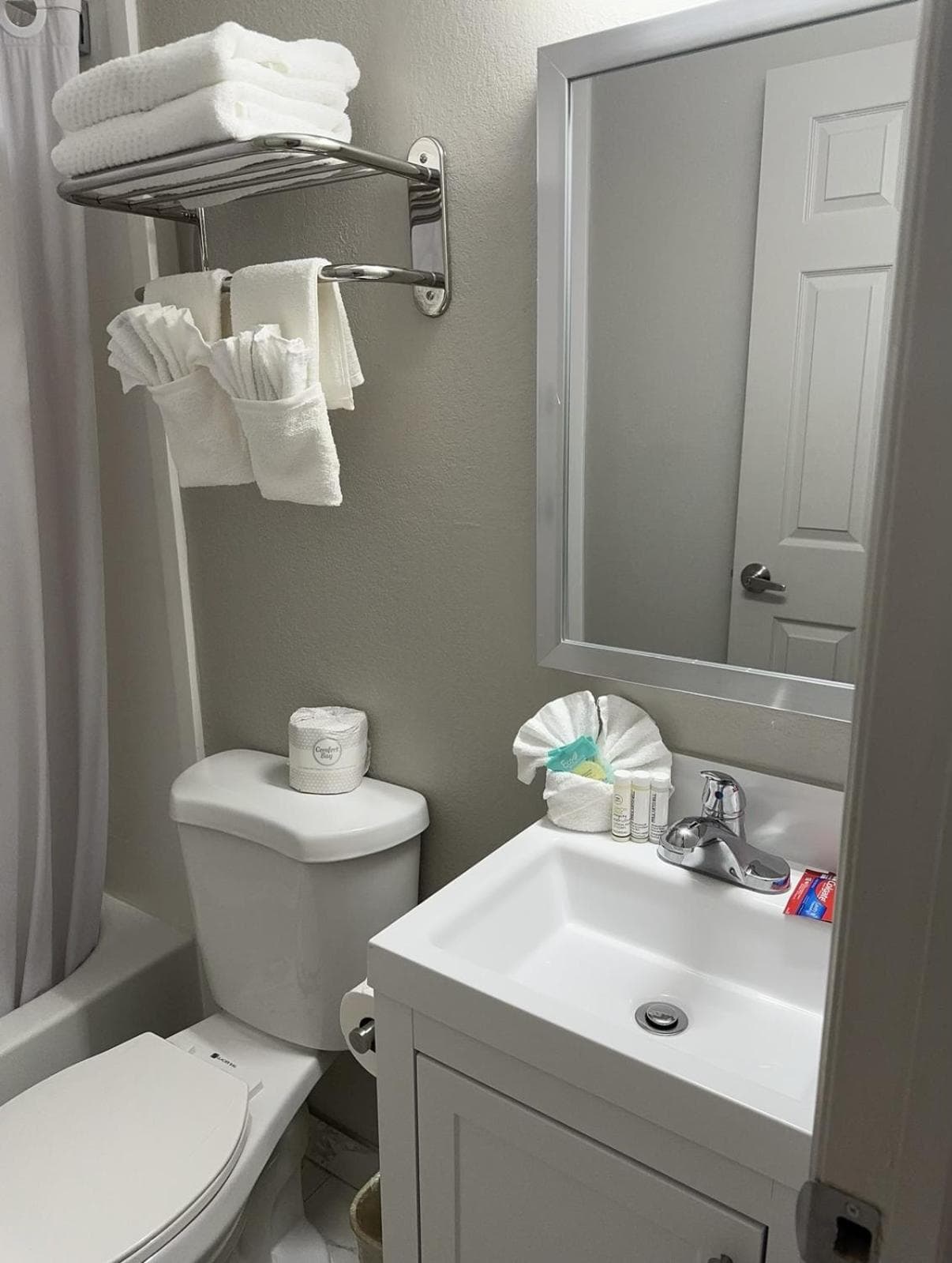 Ritz Motel interior in Elizabeth, NJ — gallery photo 2