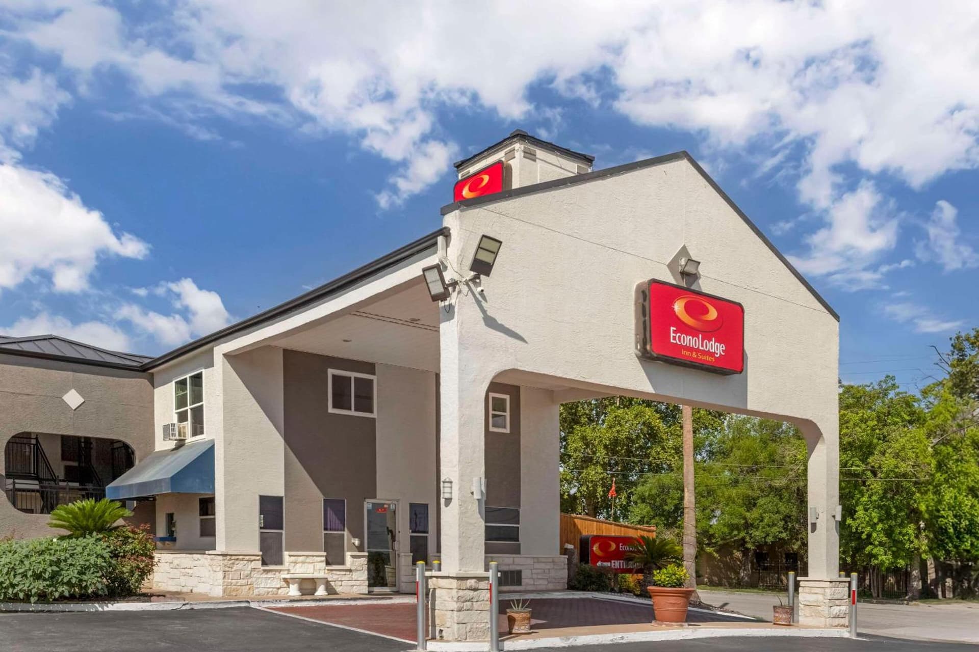 Econo Lodge Inn & Suites Near Lackland AFB interior in San Antonio, TX — gallery photo 2