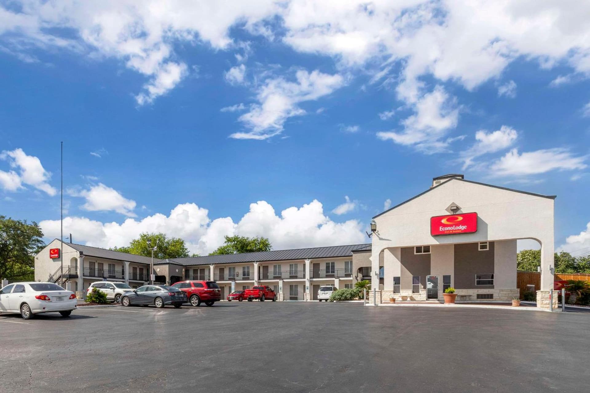 Econo Lodge Inn & Suites Near Lackland AFB property views in San Antonio, TX — gallery photo 3