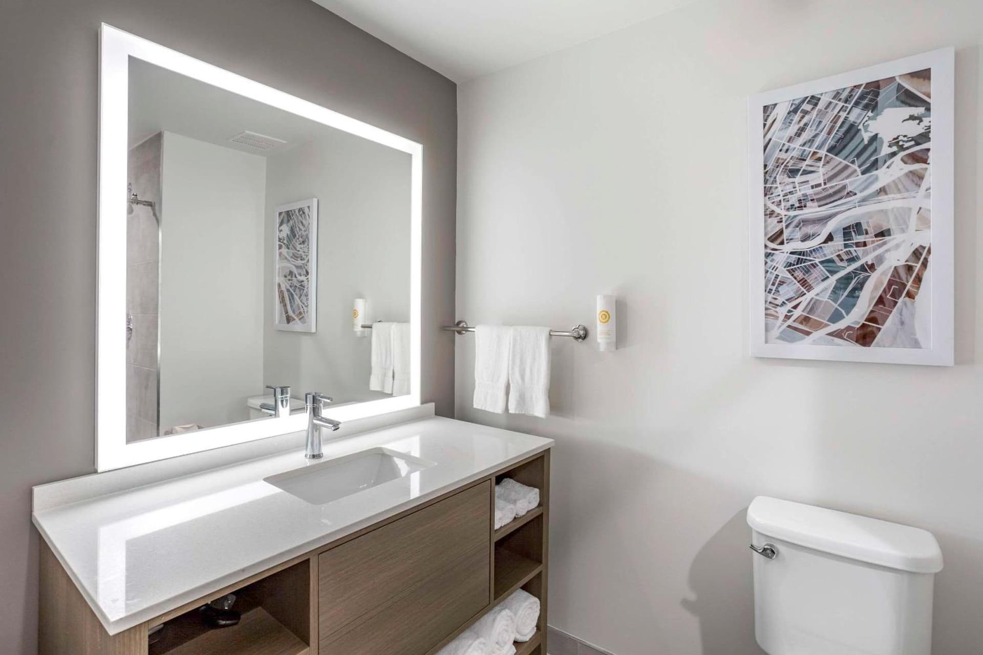 Comfort Inn & Suites Newark Liberty International Airport gallery photo in Newark, NJ — image 92