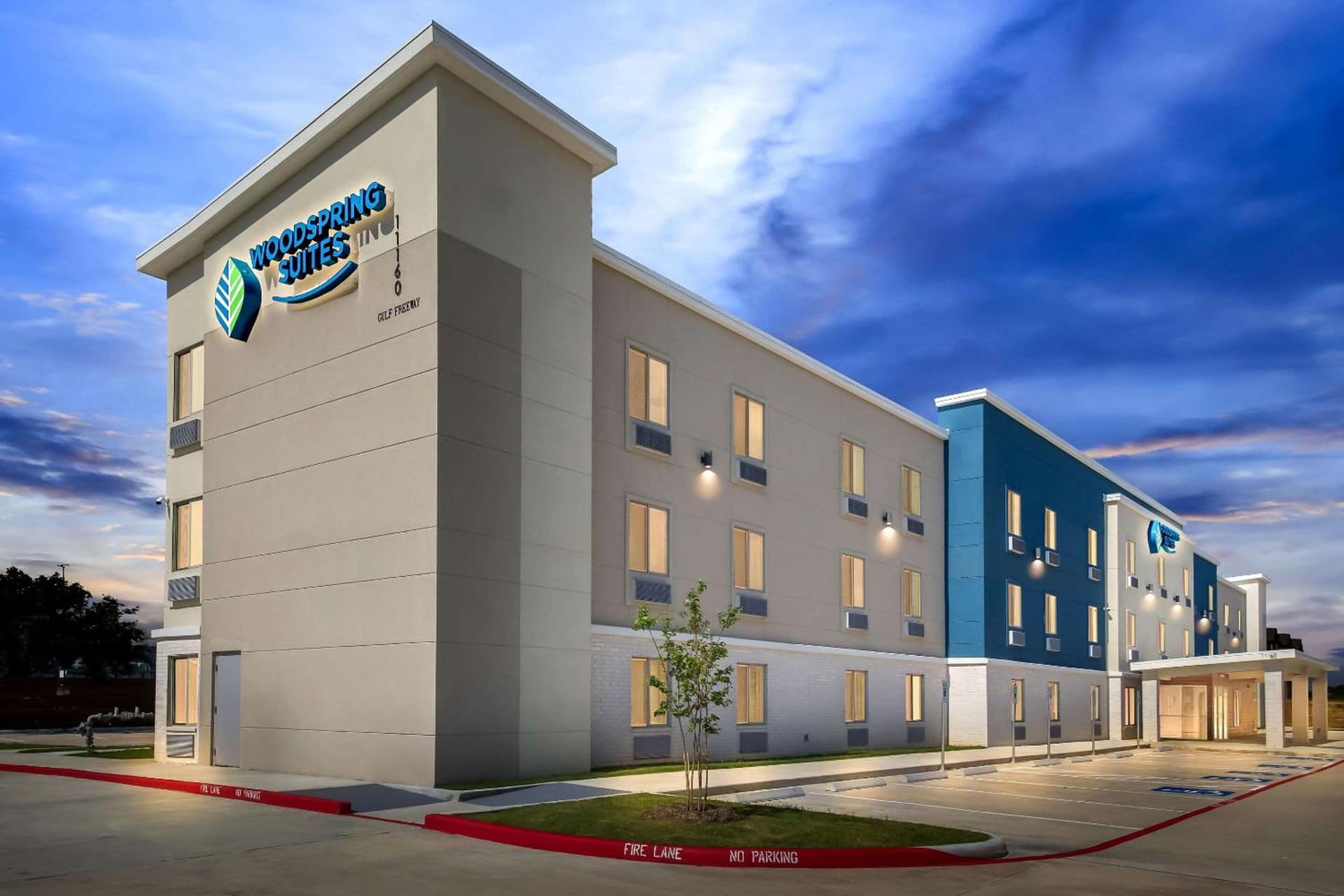 WoodSpring Suites South Houston Hobby interior in Houston, TX — gallery photo 2