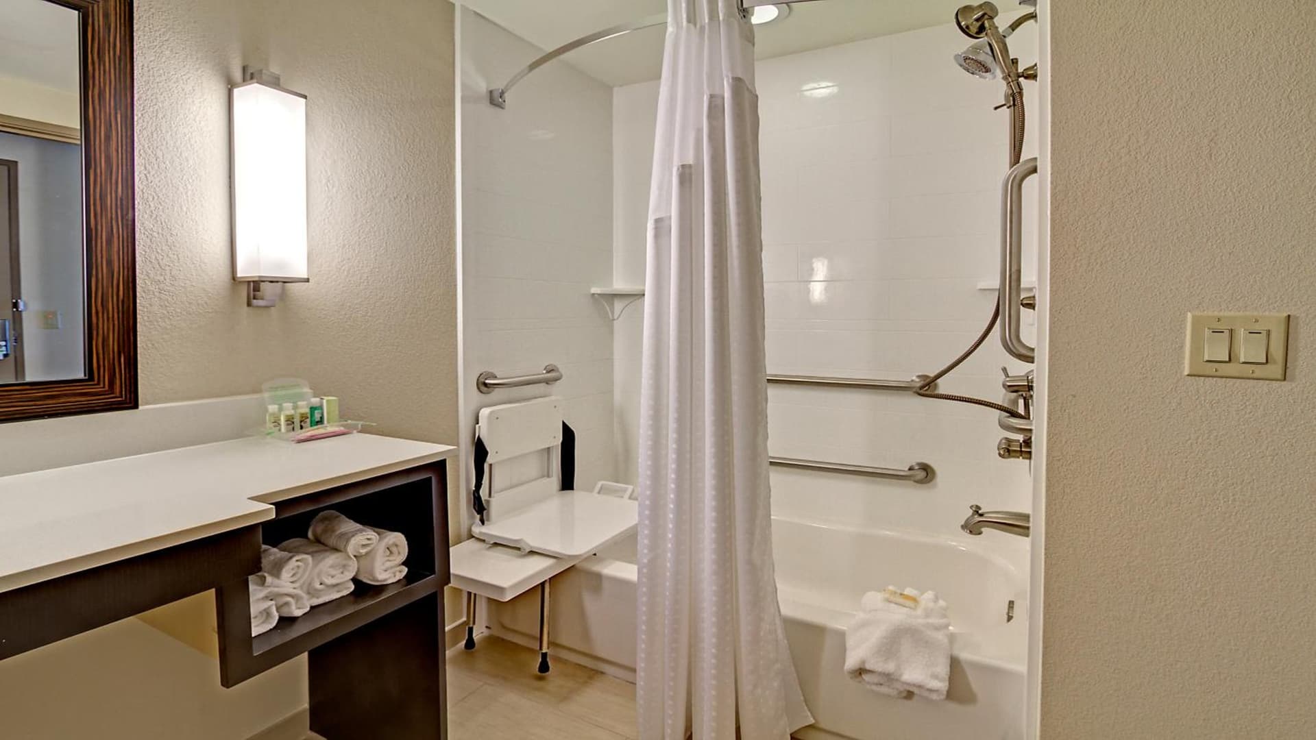 Holiday Inn & Suites Tupelo North by IHG property views in Tupelo, MS — gallery photo 3