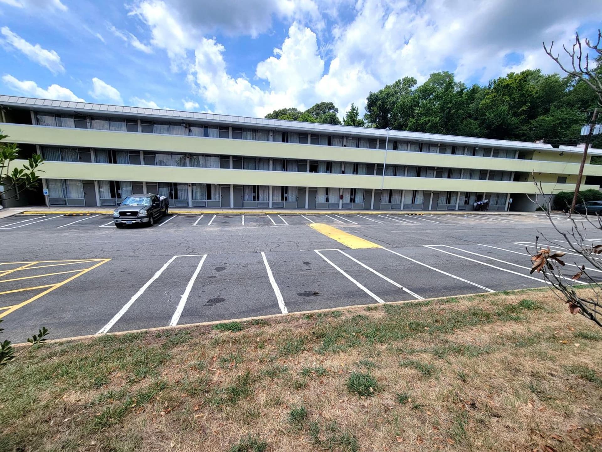Days Inn by Wyndham Alexandria South property views in Alexandria, VA — gallery photo 3
