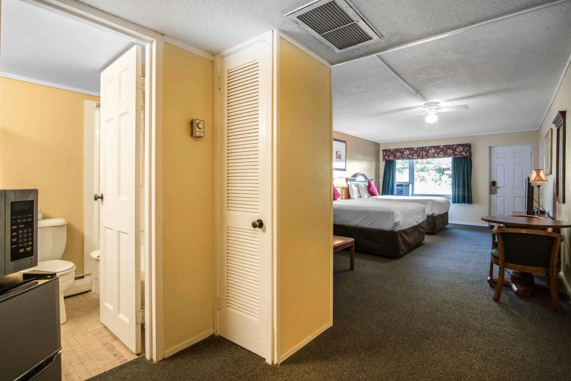TiltonLodge Inn & Suites interior in Tilton — gallery photo 2