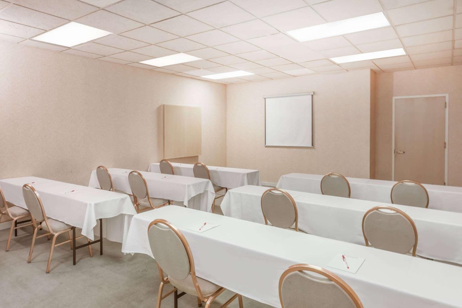 Ramada by Wyndham Hammond Hotel & Conference Center gallery photo in Hammond, IN — image 7