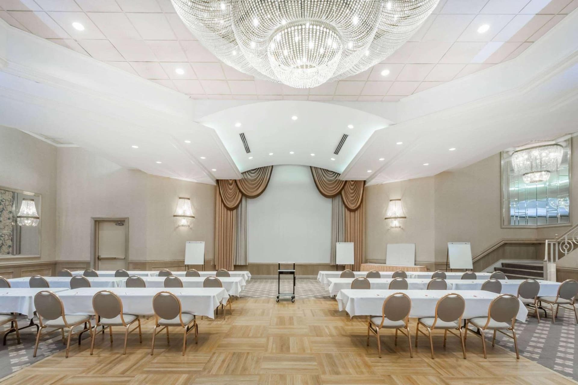 Ramada by Wyndham Hammond Hotel & Conference Center gallery photo in Hammond, IN — image 24