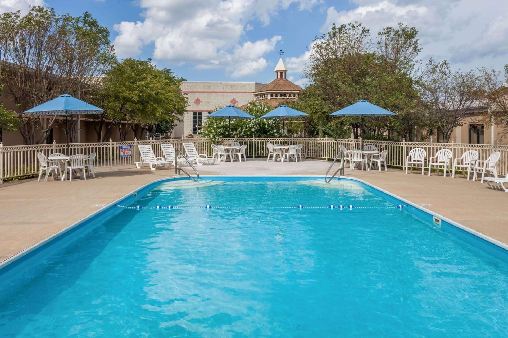 Ramada by Wyndham Hammond Hotel & Conference Center gallery photo in Hammond, IN — image 15