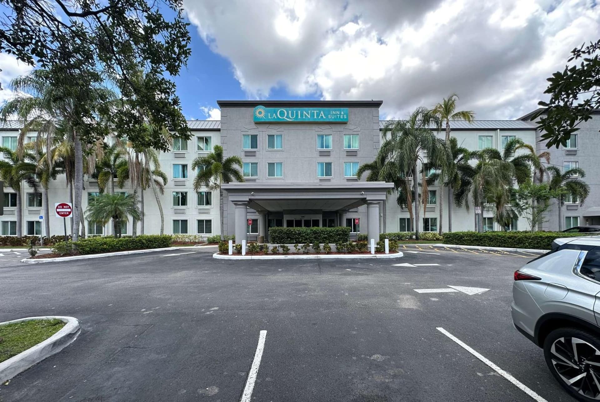 La Quinta Inn & Suites by Wyndham Sawgrass featured exterior or lobby in Sunrise, FL — similar hotel