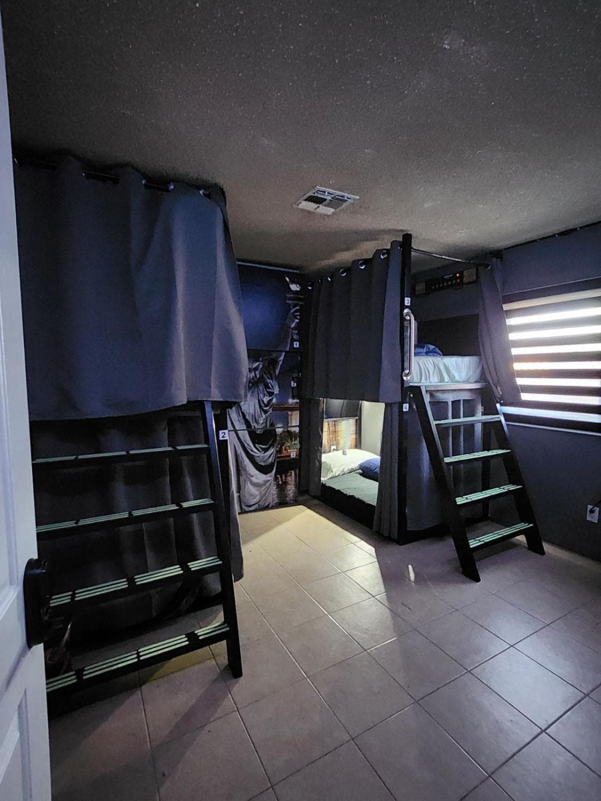 Orangewood & 51Ave Homestay - Not a Hotel interior in Glendale, AZ — gallery photo 2