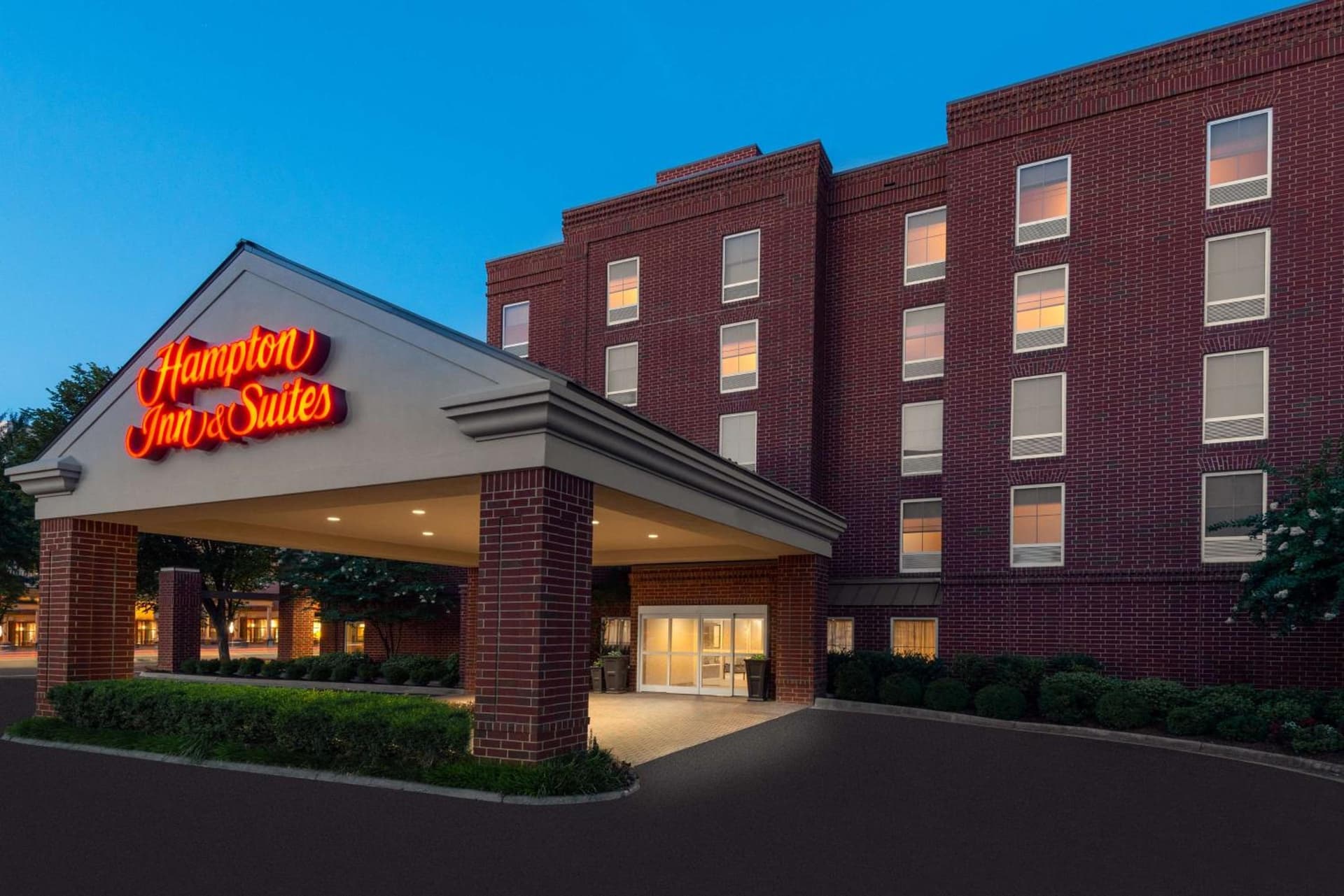Hampton Inn & Suites Charlottesville at the University interior in Charlottesville, VA — gallery photo 2