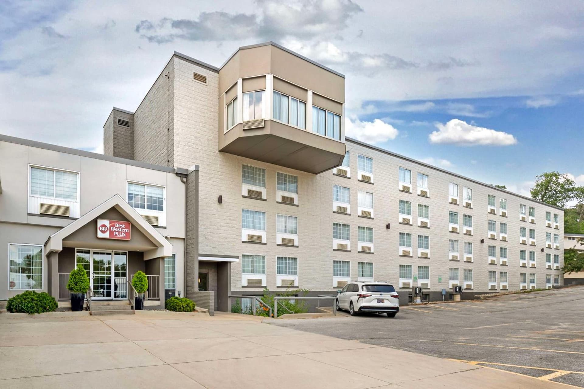 Best Western Plus Longbranch Hotel & Convention Center gallery photo in Cedar Rapids, IA — image 38