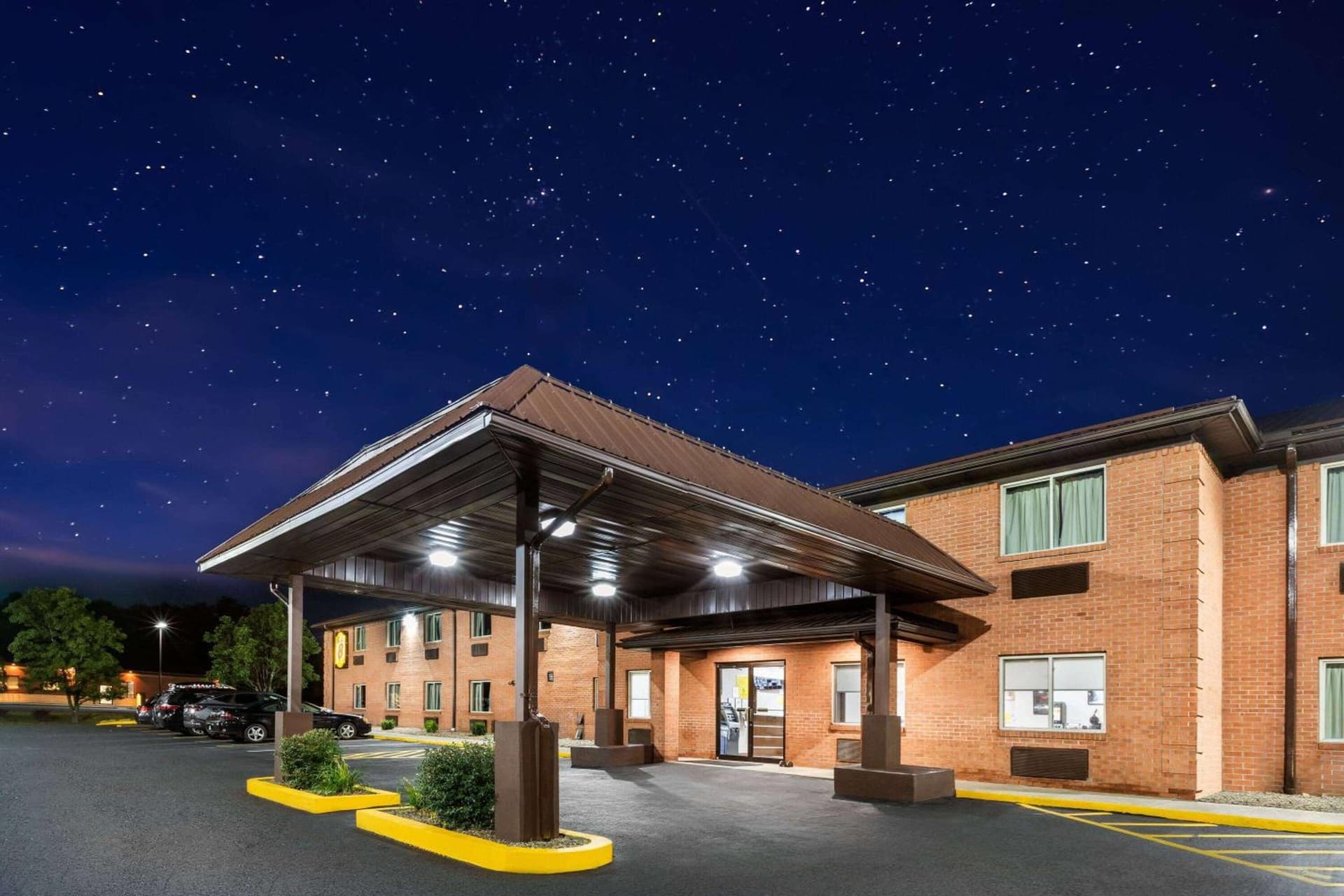 Super 8 by Wyndham Fairmont interior in Fairmont, WV — gallery photo 2