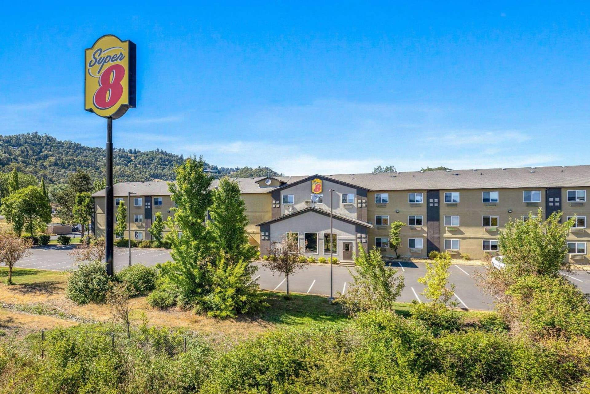 Super 8 by Wyndham Roseburg property views in Roseburg, OR — gallery photo 3