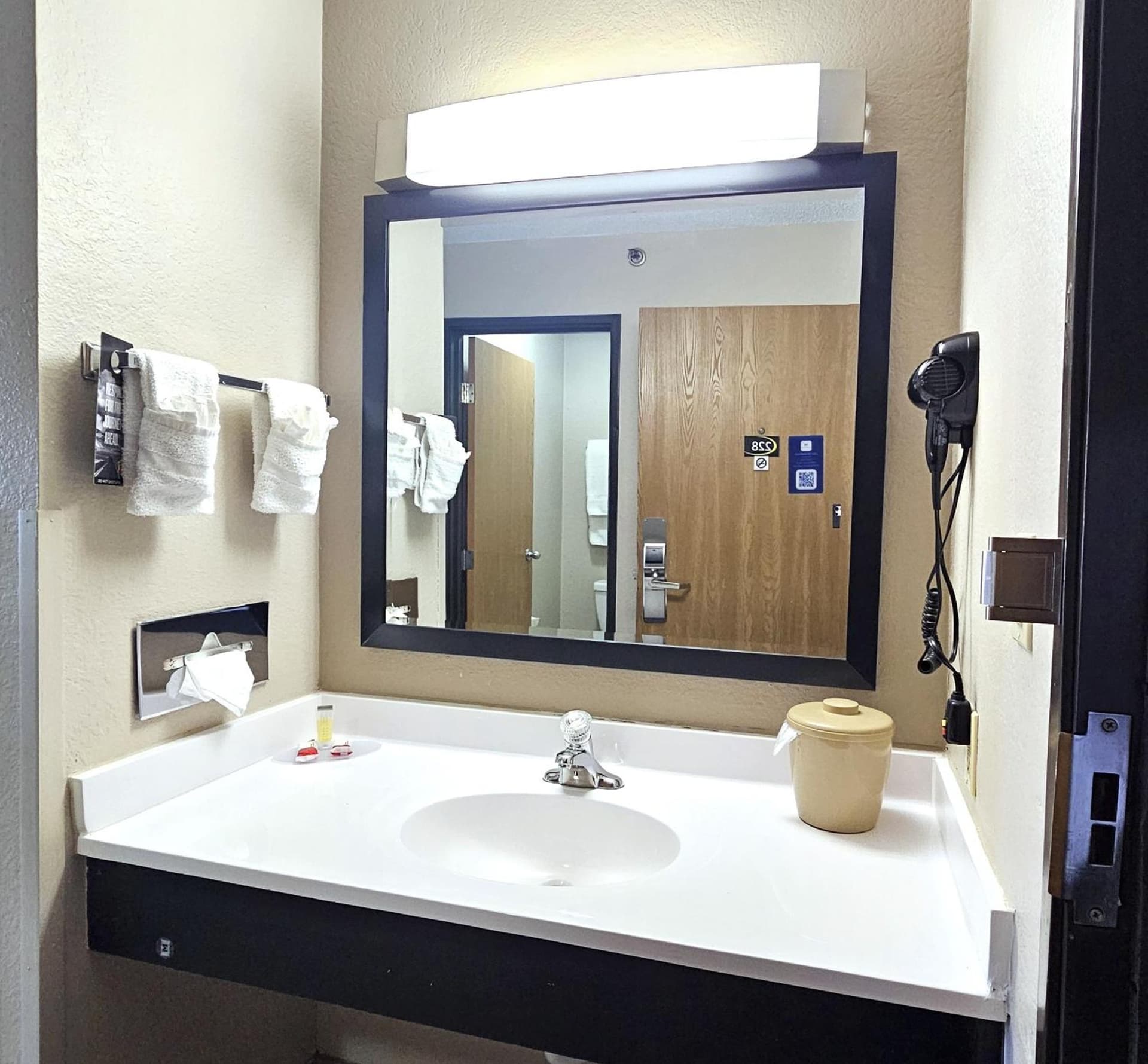 Super 8 by Wyndham Elgin gallery photo in Elgin, IL — image 20