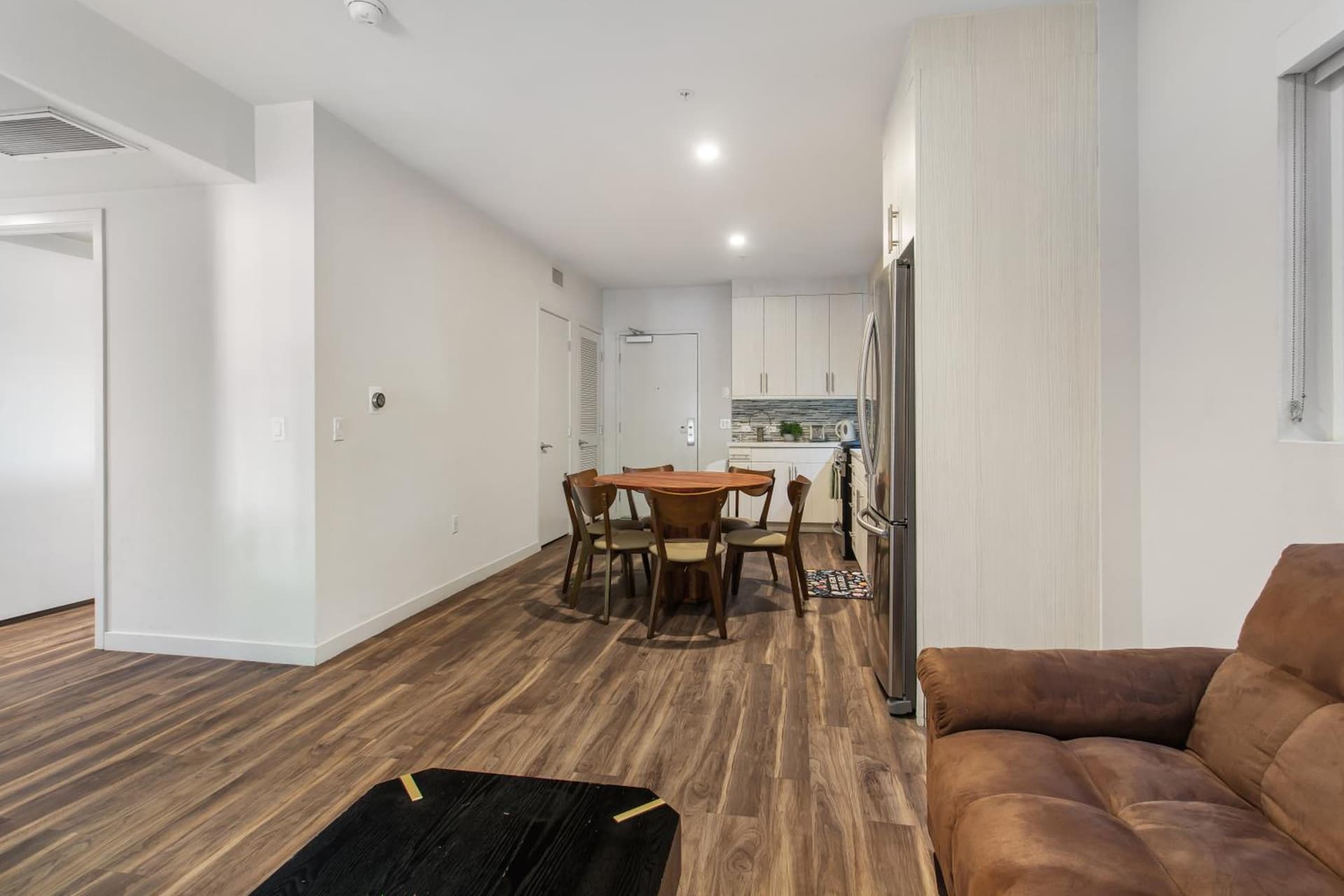 Luxury 2 bedroom at the heart of Melrose Boulevard property views in Los Angeles, CA — gallery photo 3