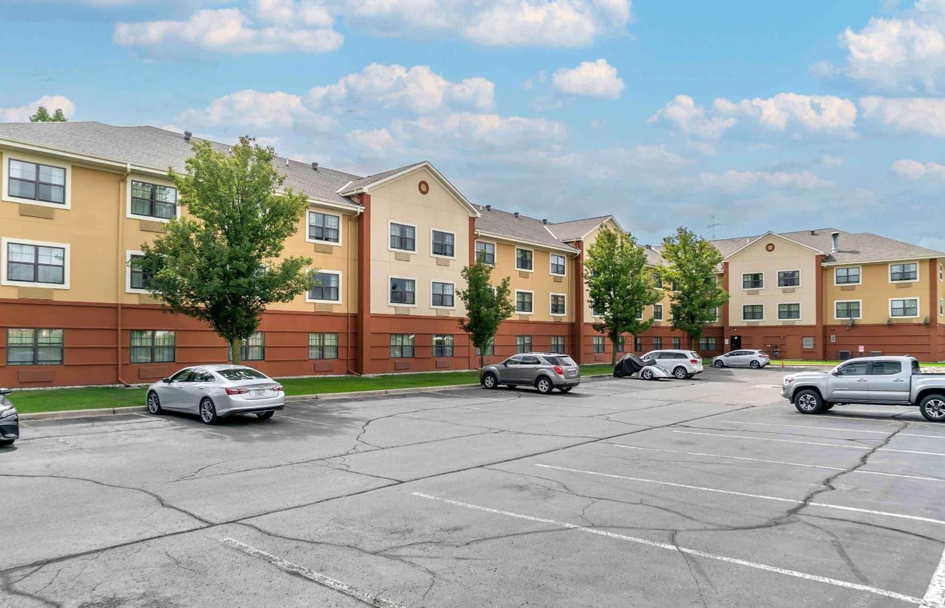 Extended Stay America Select Suites - Detroit - Sterling Heights featured exterior or lobby in Sterling Heights, MI — similar hotel