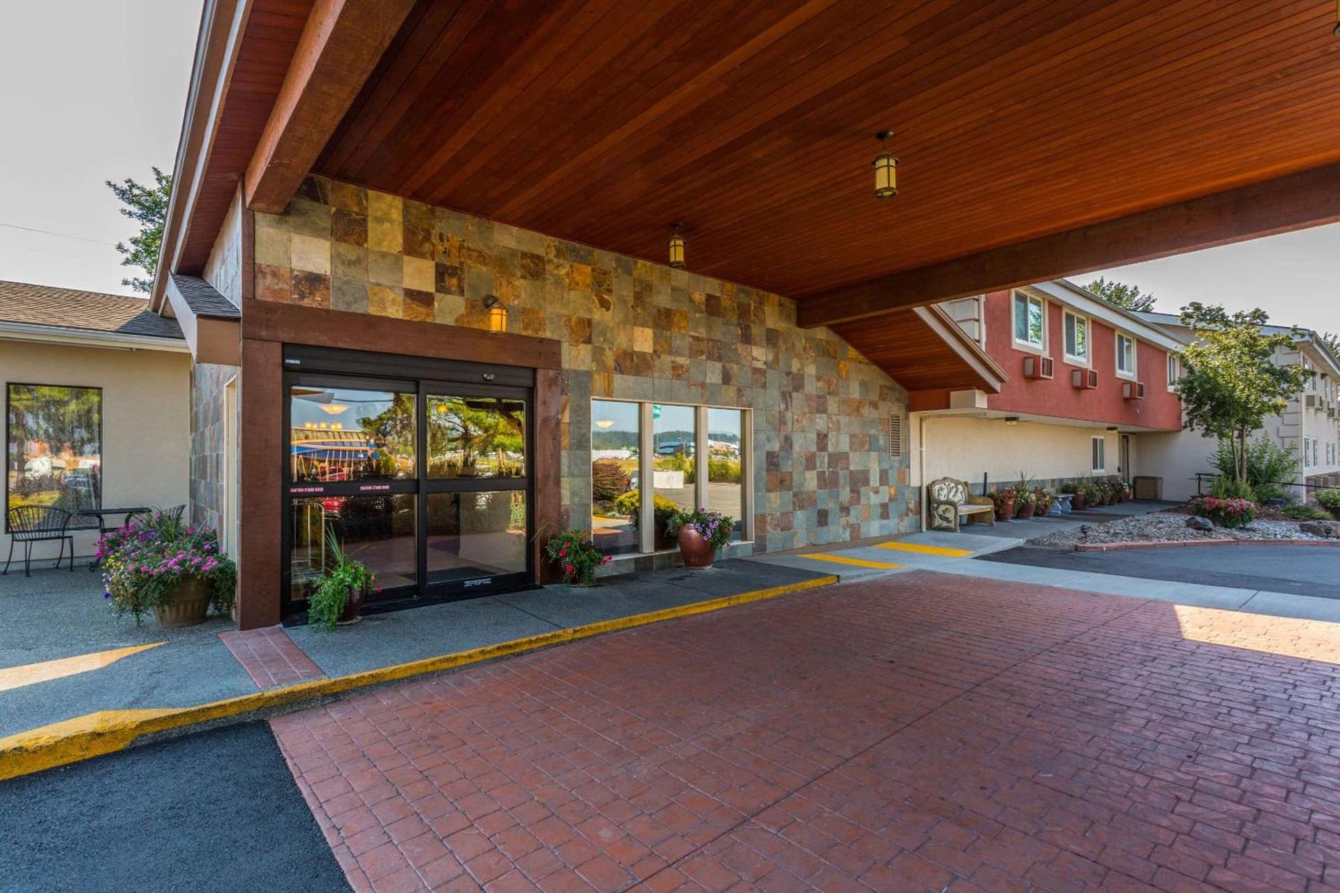 Quality Inn & Suites Coeur d'Alene interior in Coeur d'Alene, ID — gallery photo 2