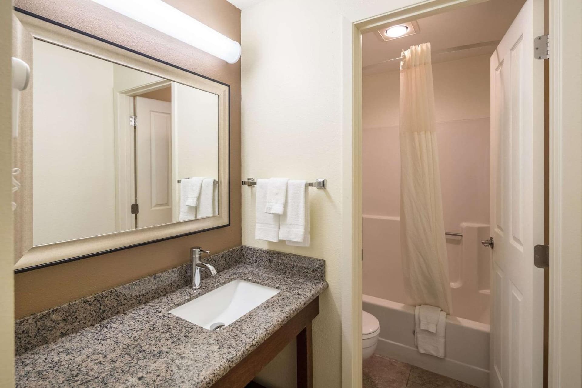 Quality Inn & Suites Coeur d'Alene interior in Coeur d'Alene, ID — gallery photo 2