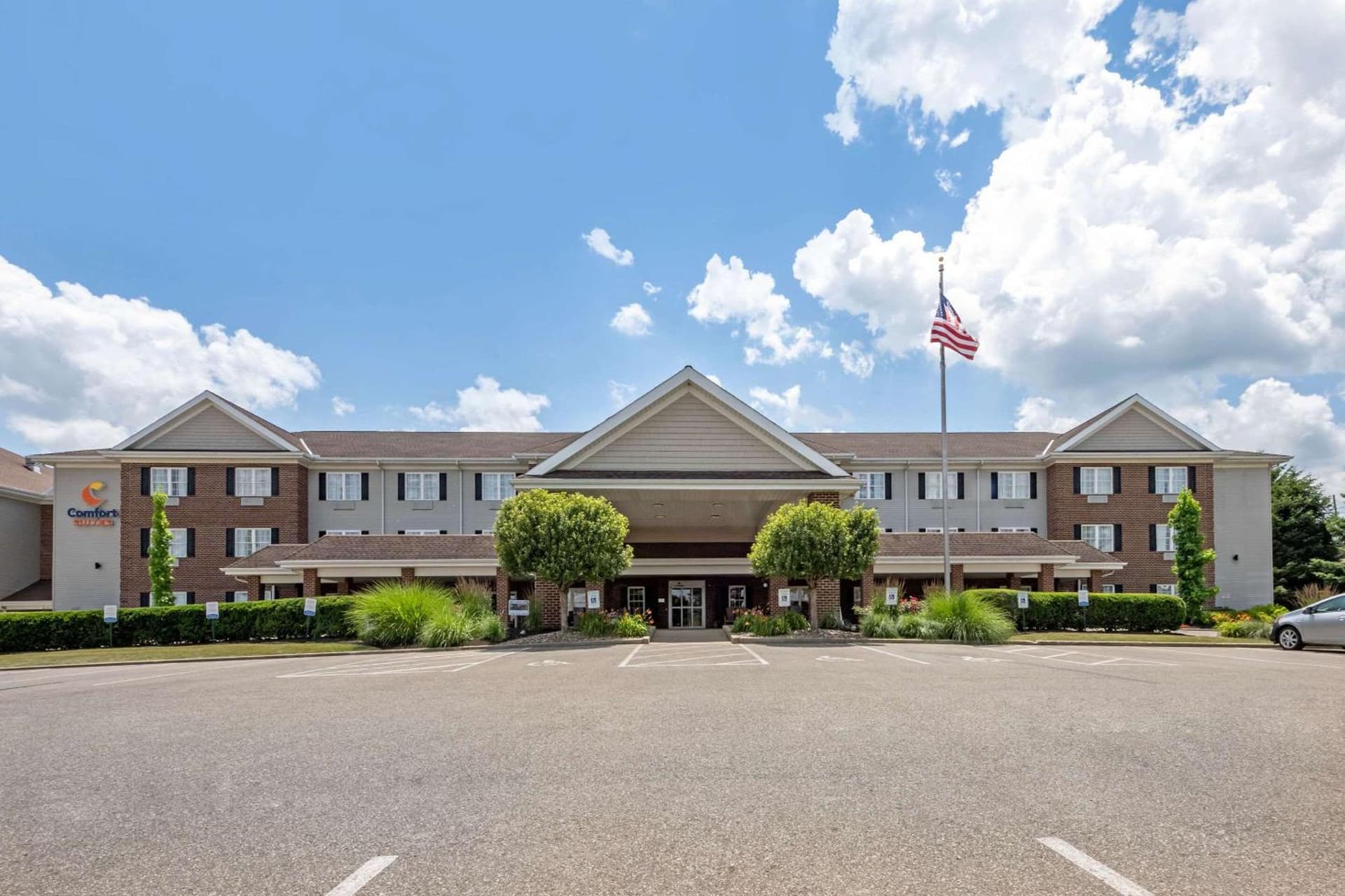 Comfort Suites Hotel and Conference Center — hotel in Wilmot, Ohio
