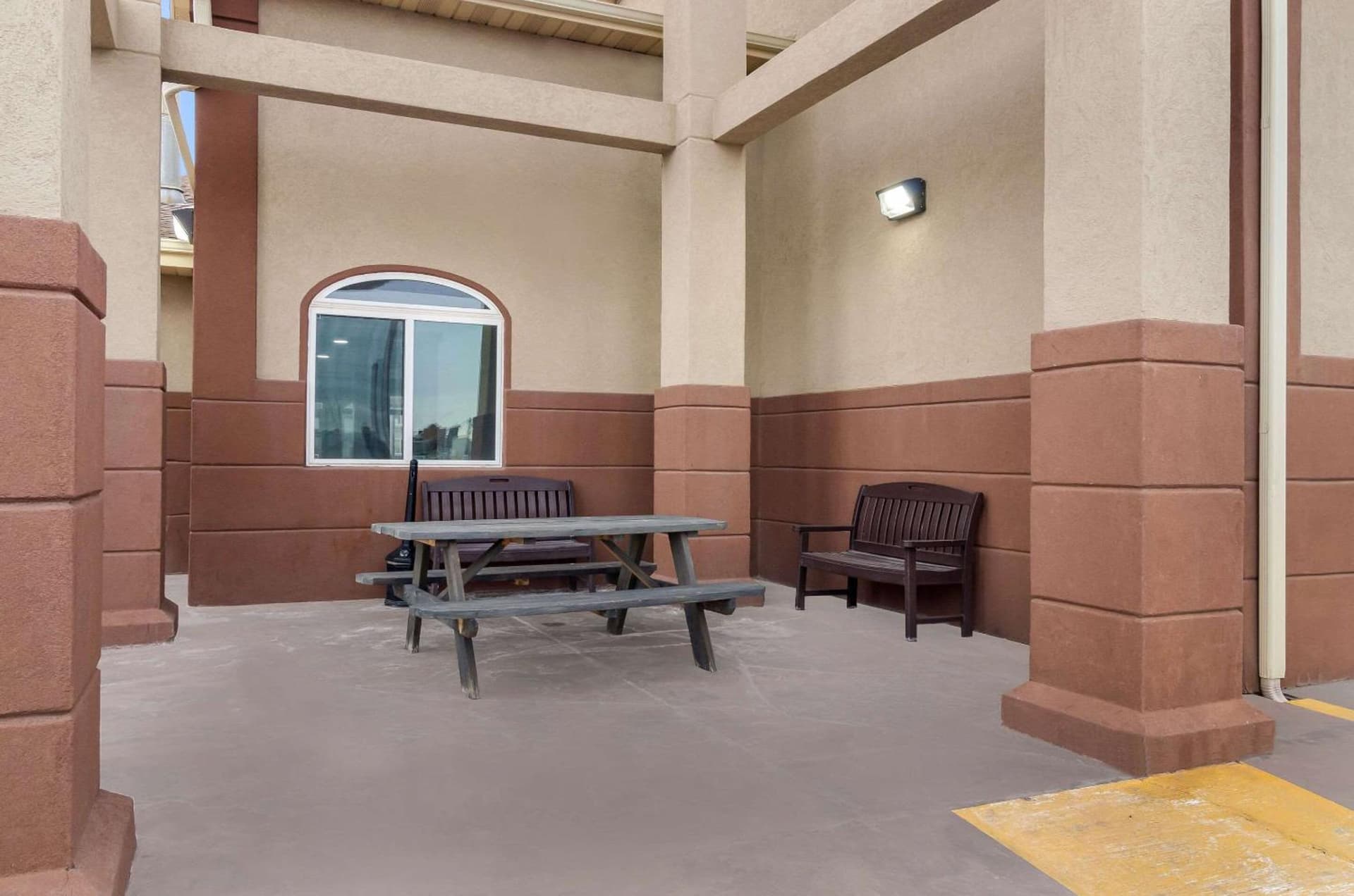 Econo Lodge Scottsbluff property views in Scottsbluff, NE — gallery photo 3