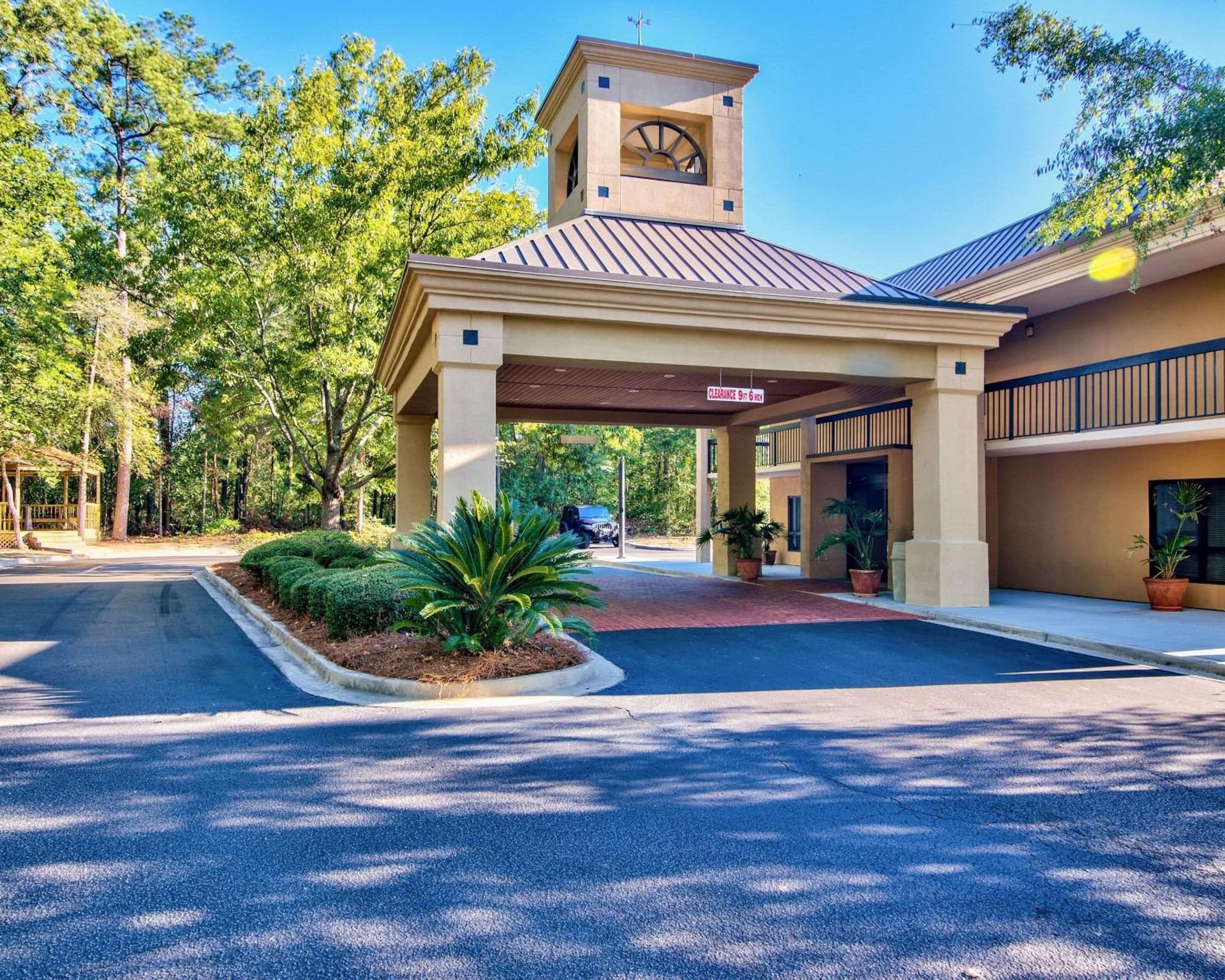 Clarion Inn & Suites Aiken South interior in Aiken, SC — gallery photo 2
