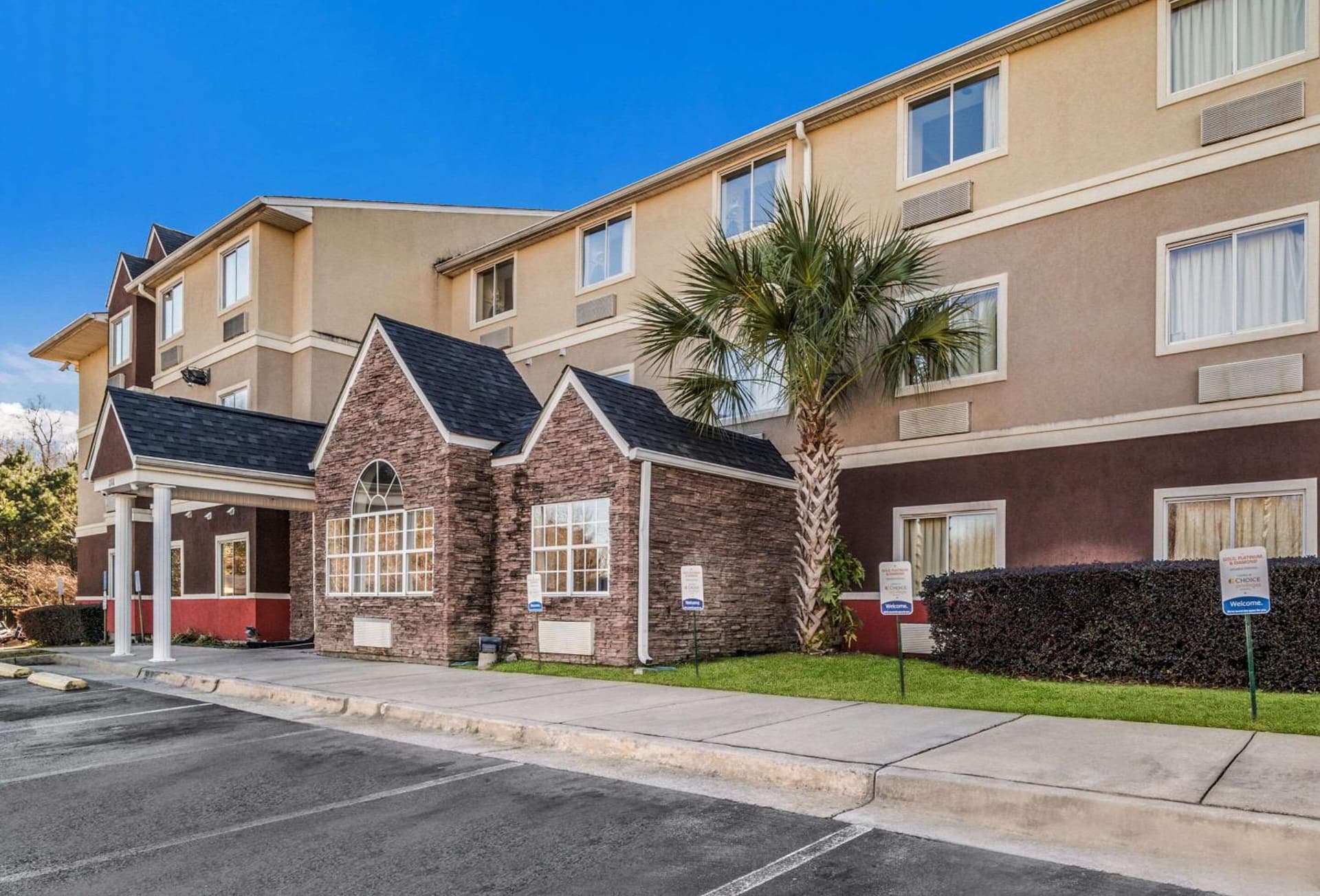Quality Inn & Suites Augusta Fort Gordon Area featured exterior or lobby in Augusta, GA — similar hotel