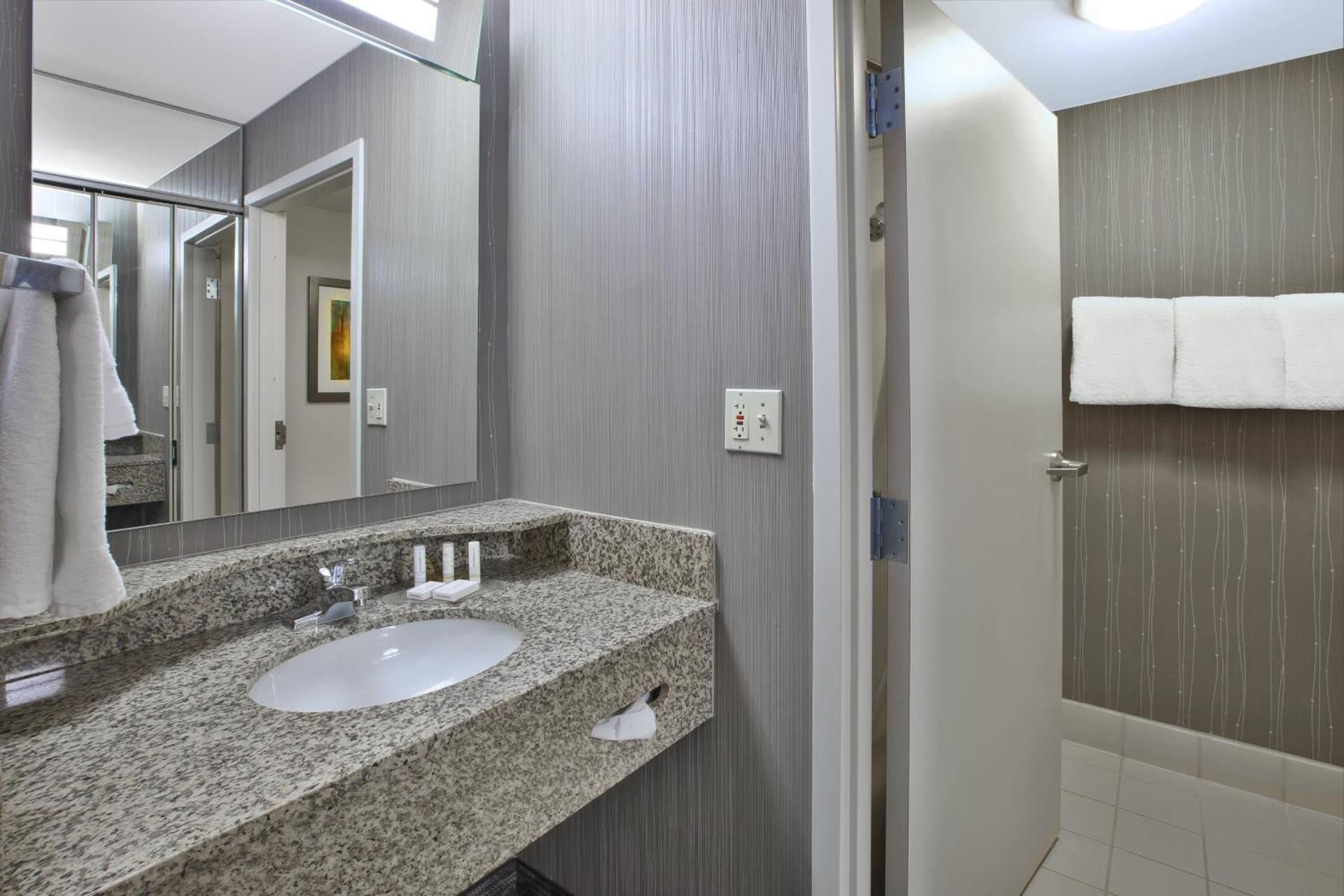 Courtyard by Marriott Somerset gallery photo in Somerset, NJ — image 25