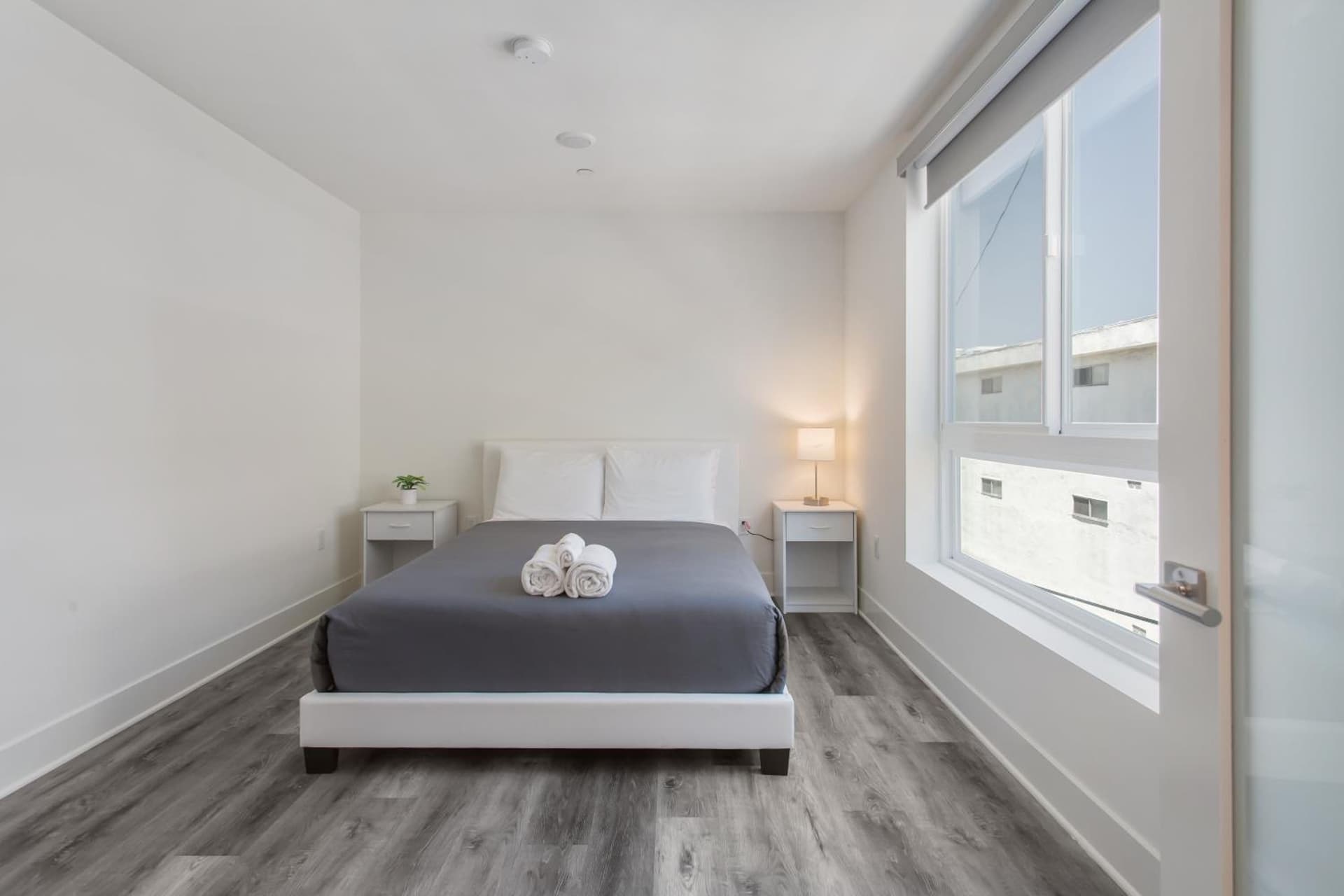 Beverly Hills 2BD 2BA with Free Parking interior in Los Angeles, CA — gallery photo 2