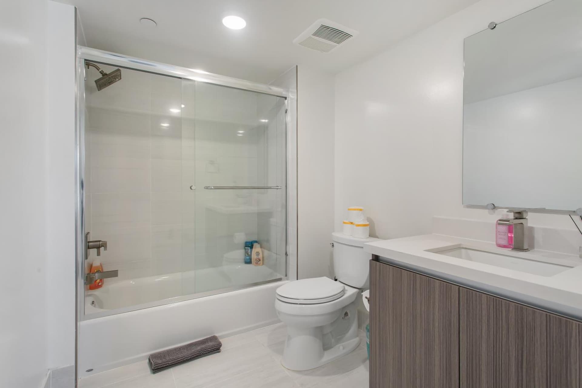 Beverly Hills 2BD 2BA with Free Parking property views in Los Angeles, CA — gallery photo 3