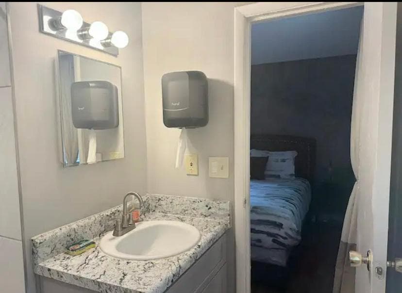 Queen Suite with Private Bath and Wifi Room 1 property views in Morrow, GA — gallery photo 3