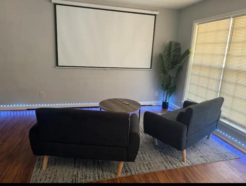 Queen Suite with Private Bath and Wifi Room 1 interior in Morrow, GA — gallery photo 2