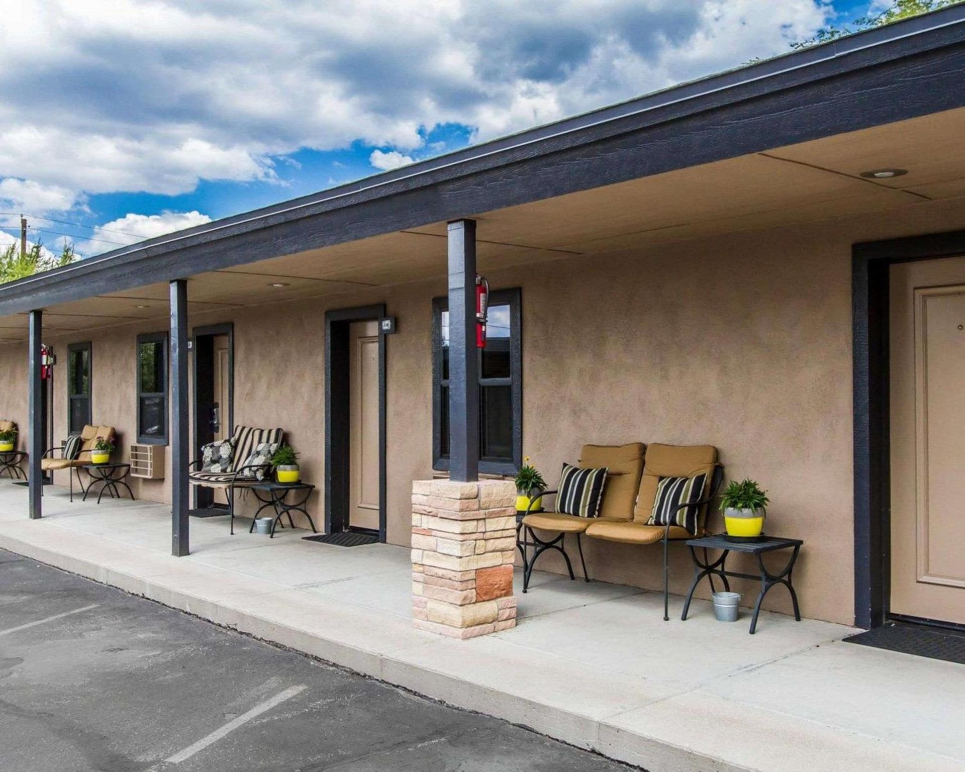 Rodeway Inn & Suites Williams Downtowner-Rte 66 property views in Williams, AZ — gallery photo 3