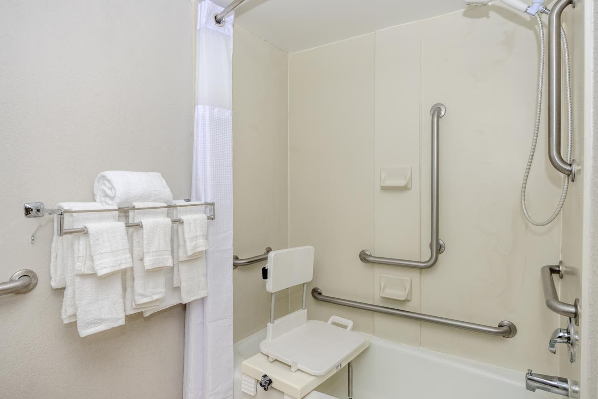 Solomons Inn Resort and Marina interior in Solomons, MD — gallery photo 2