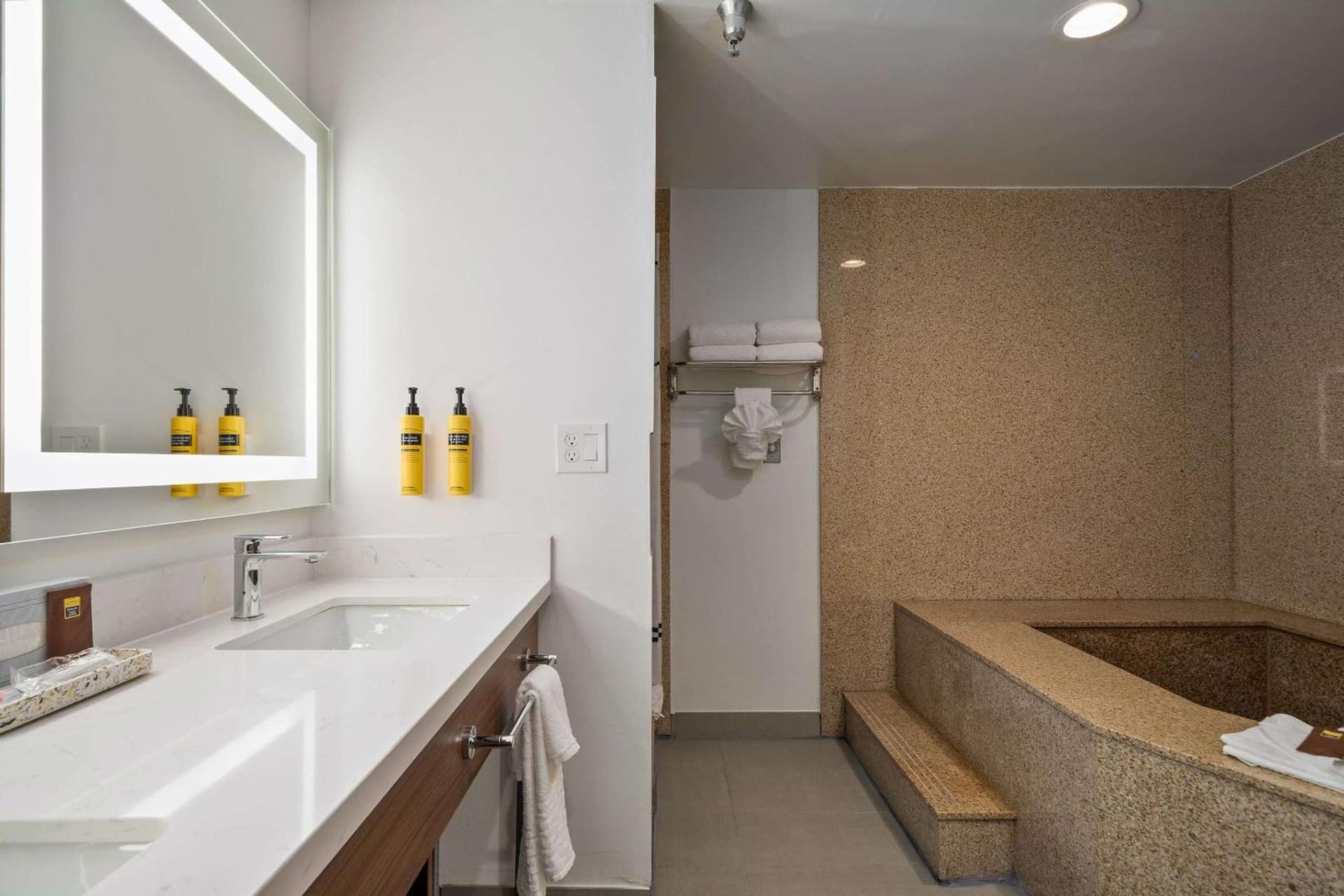 Best Western Plus Newport Mesa Inn gallery photo in Costa Mesa, CA — image 10