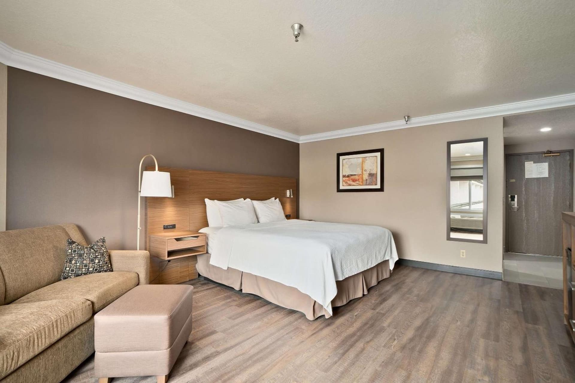Best Western Plus Newport Mesa Inn interior in Costa Mesa, CA — gallery photo 2