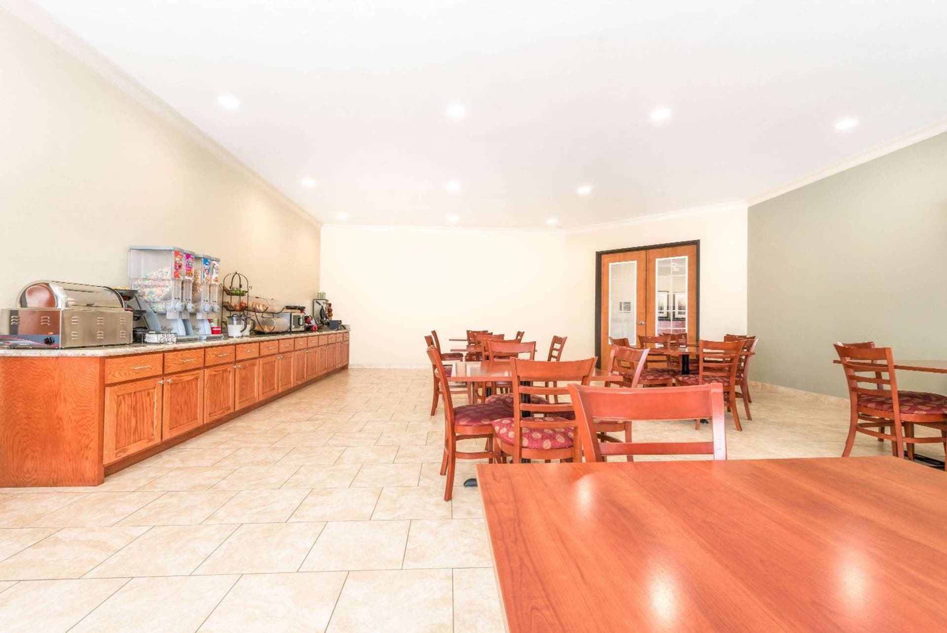 Ramada by Wyndham College Station gallery photo in College Station, TX — image 51