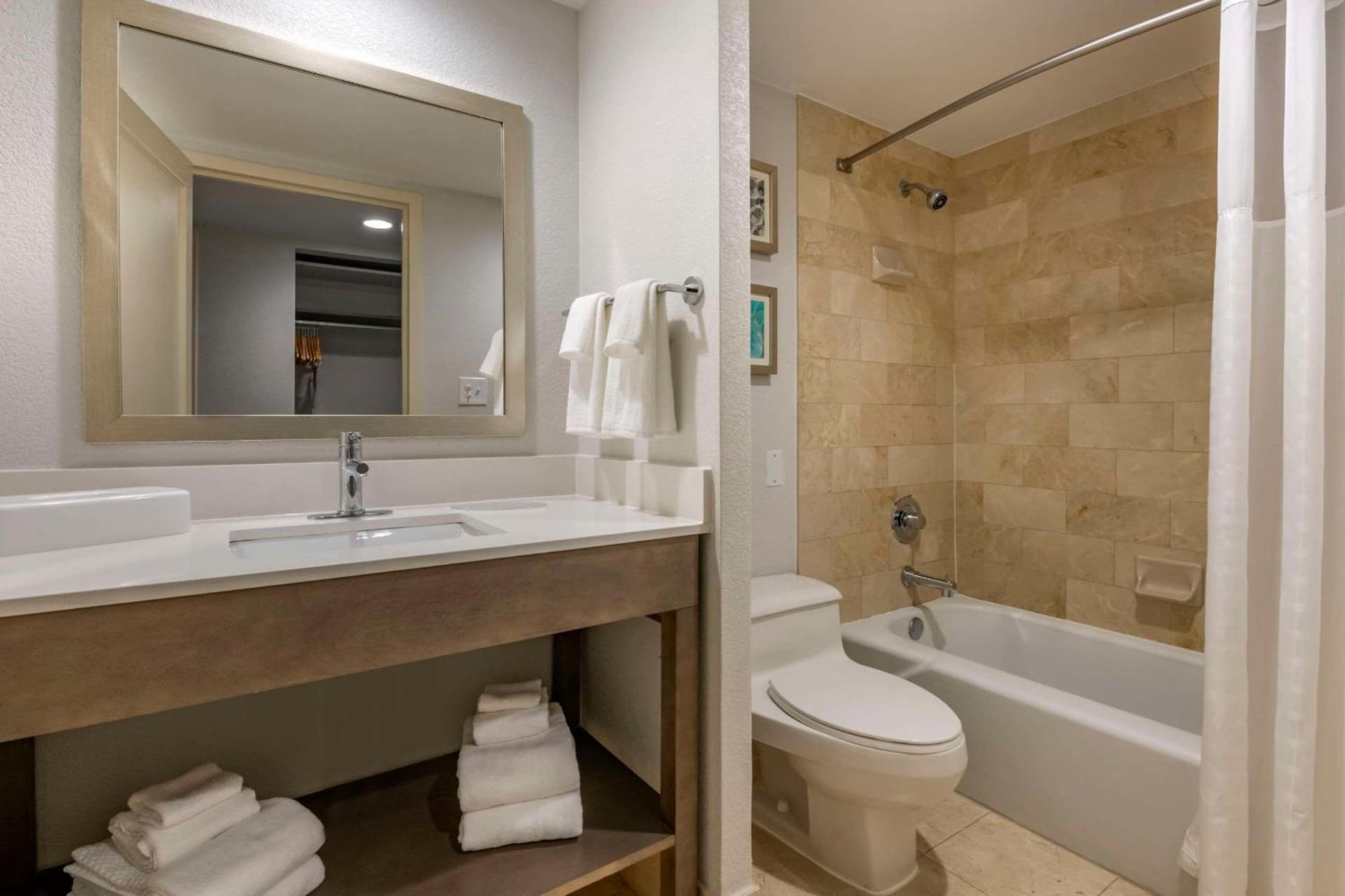 Comfort Inn & Suites Downtown Brickell-Port of Miami gallery photo in Miami, FL — image 15