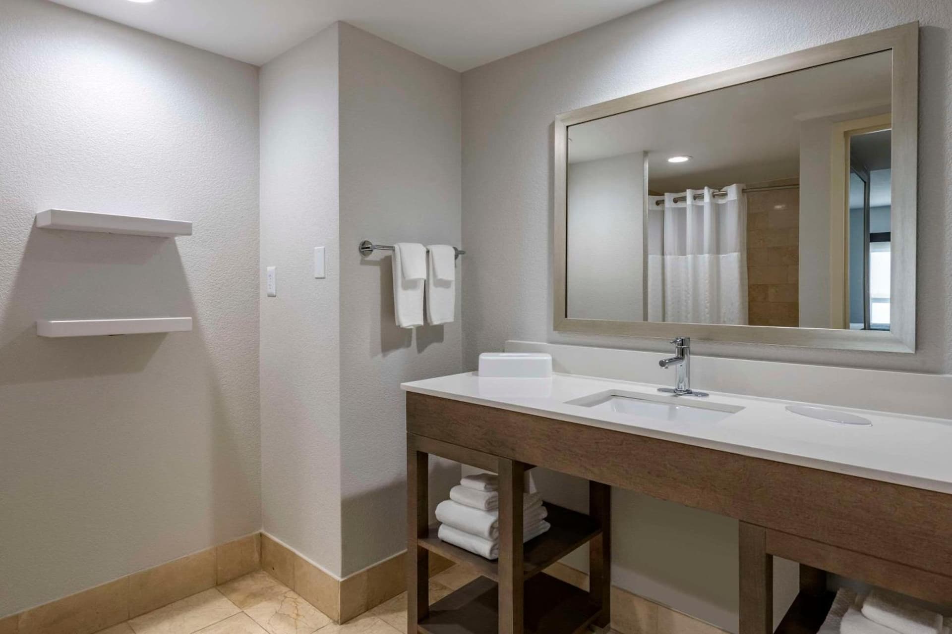 Comfort Inn & Suites Downtown Brickell-Port of Miami gallery photo in Miami, FL — image 48